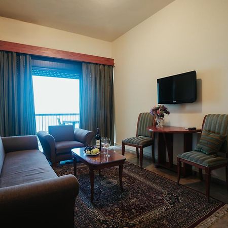 Holiday Suites Hotel & Beach Resort Jounieh Esterno foto