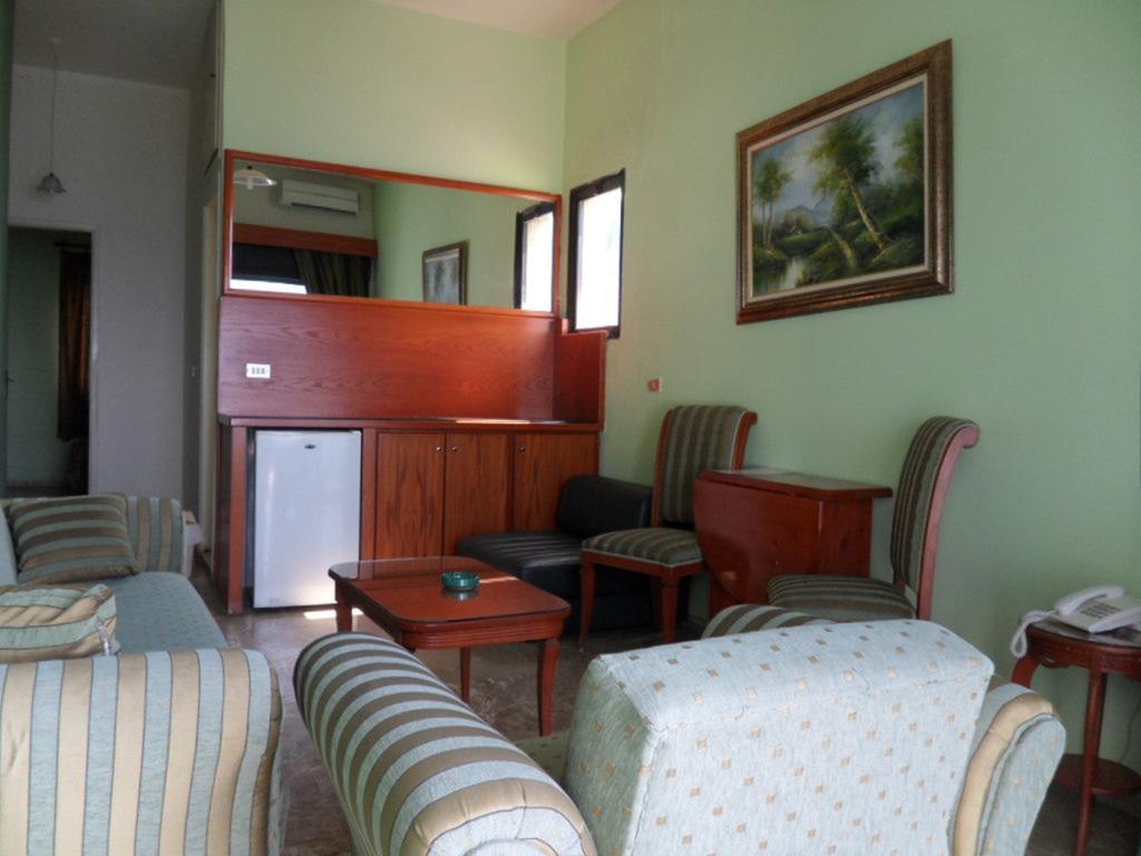 Holiday Suites Hotel & Beach Resort Jounieh Esterno foto