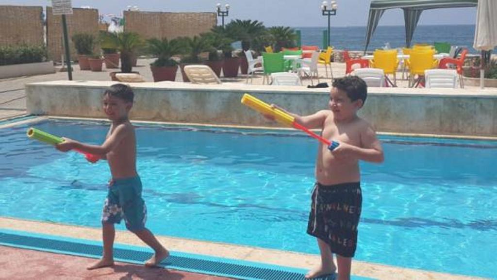 Holiday Suites Hotel & Beach Resort Jounieh Esterno foto