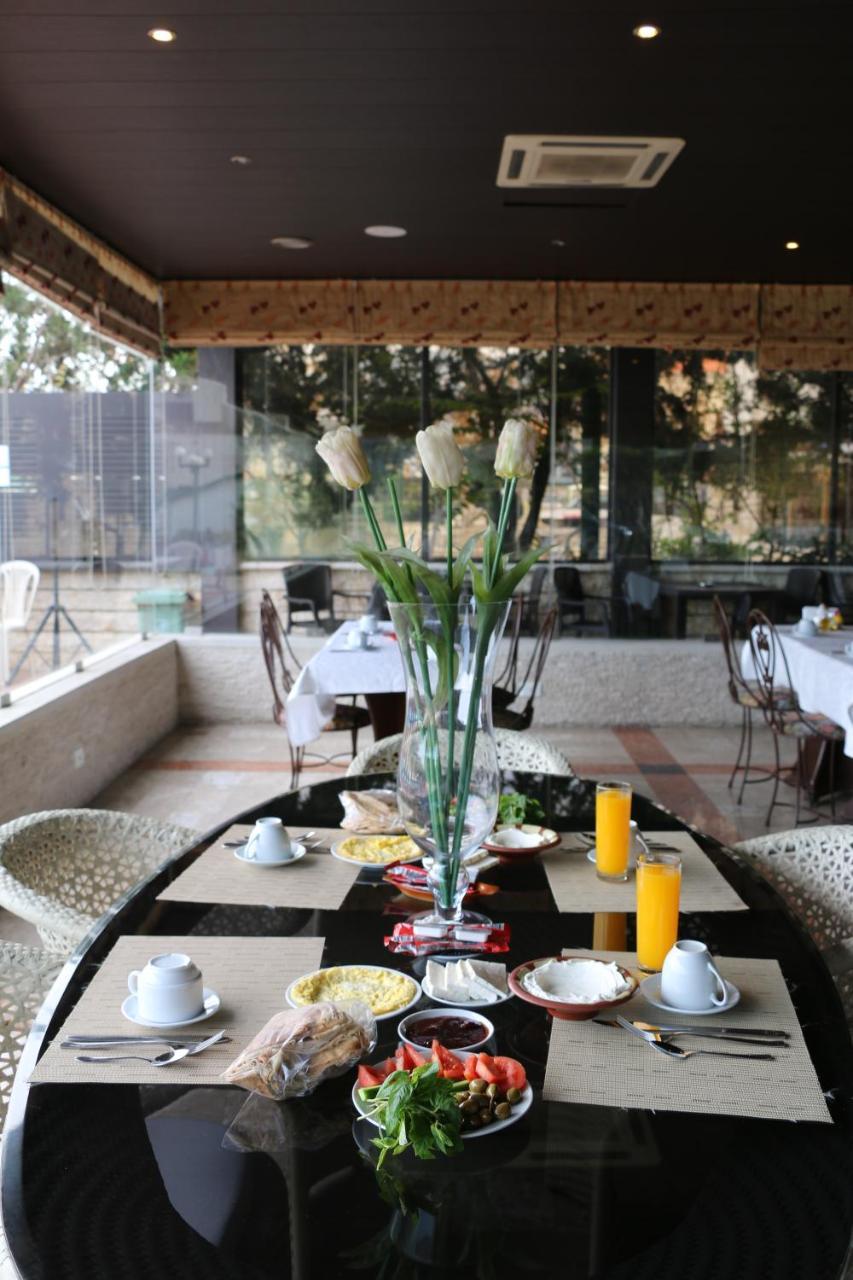 Holiday Suites Hotel & Beach Resort Jounieh Esterno foto