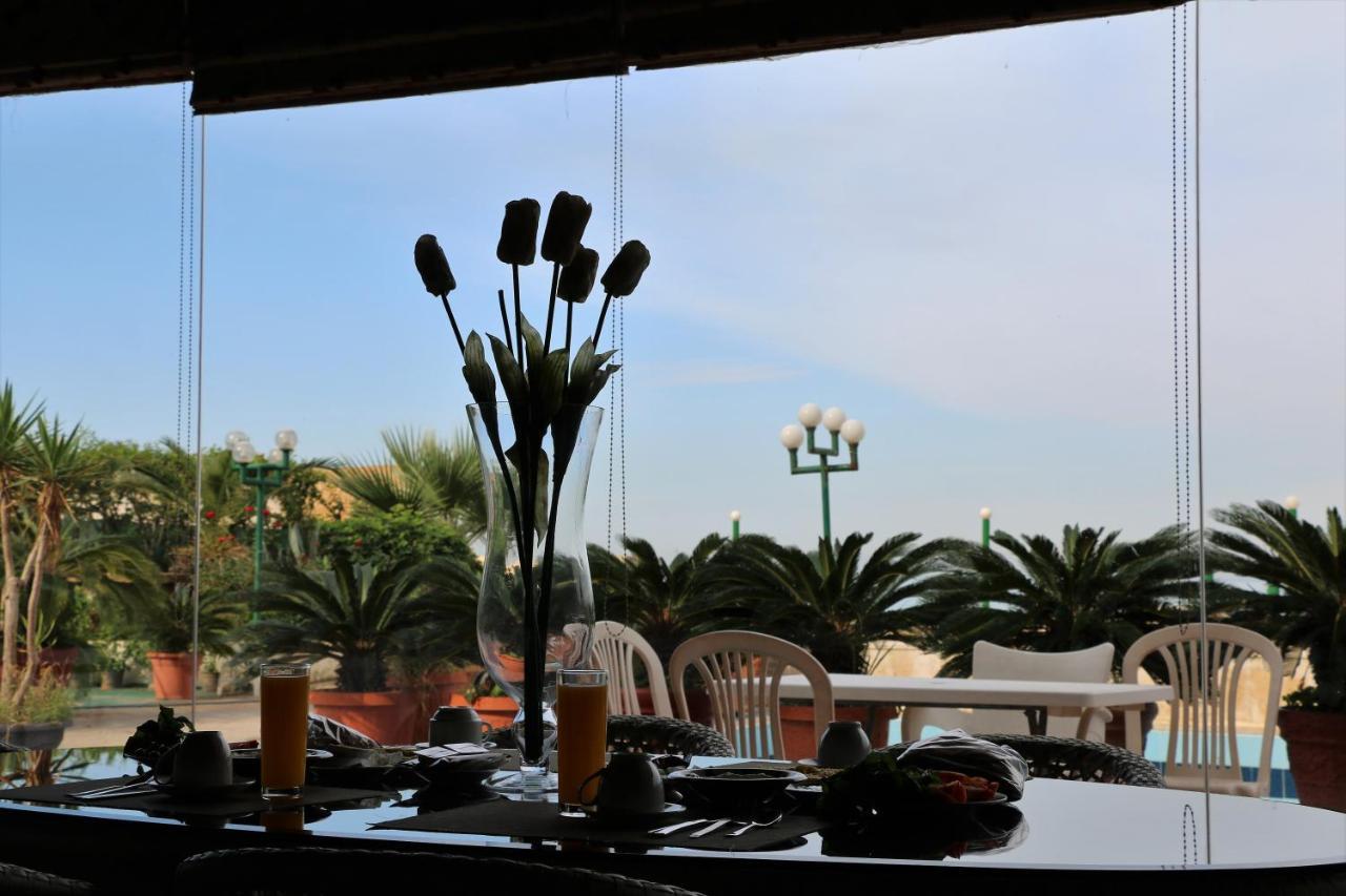 Holiday Suites Hotel & Beach Resort Jounieh Esterno foto