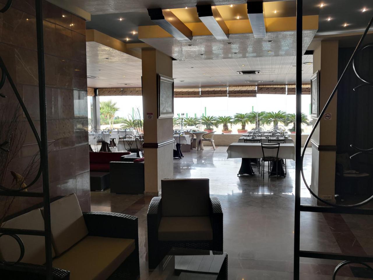 Holiday Suites Hotel & Beach Resort Jounieh Esterno foto