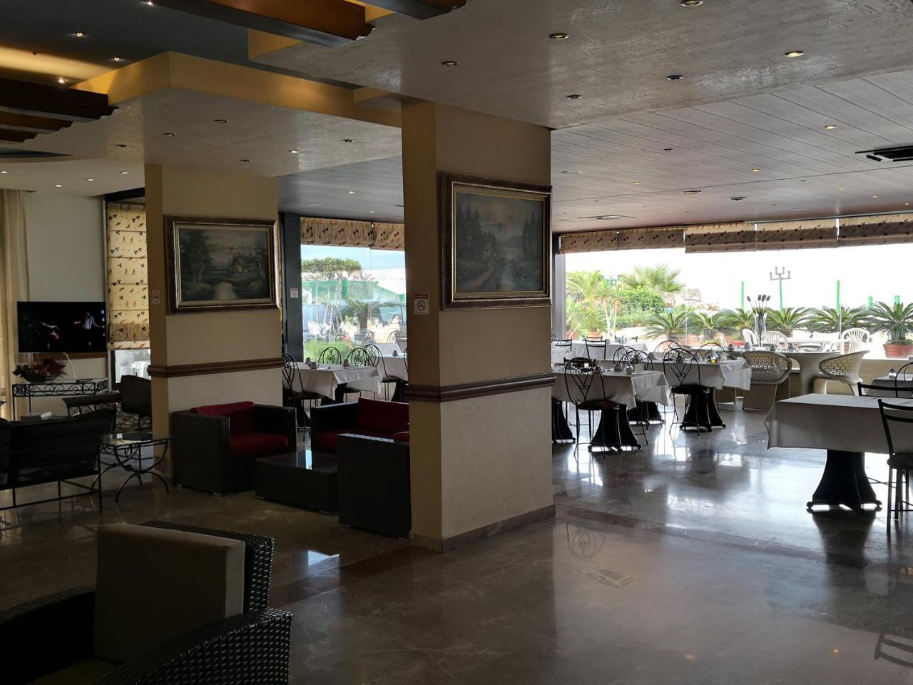Holiday Suites Hotel & Beach Resort Jounieh Esterno foto