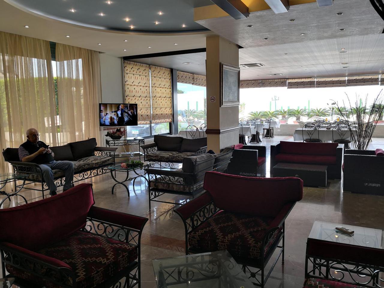 Holiday Suites Hotel & Beach Resort Jounieh Esterno foto