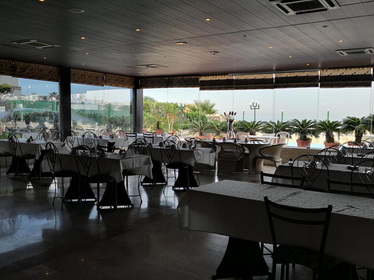 Holiday Suites Hotel & Beach Resort Jounieh Esterno foto